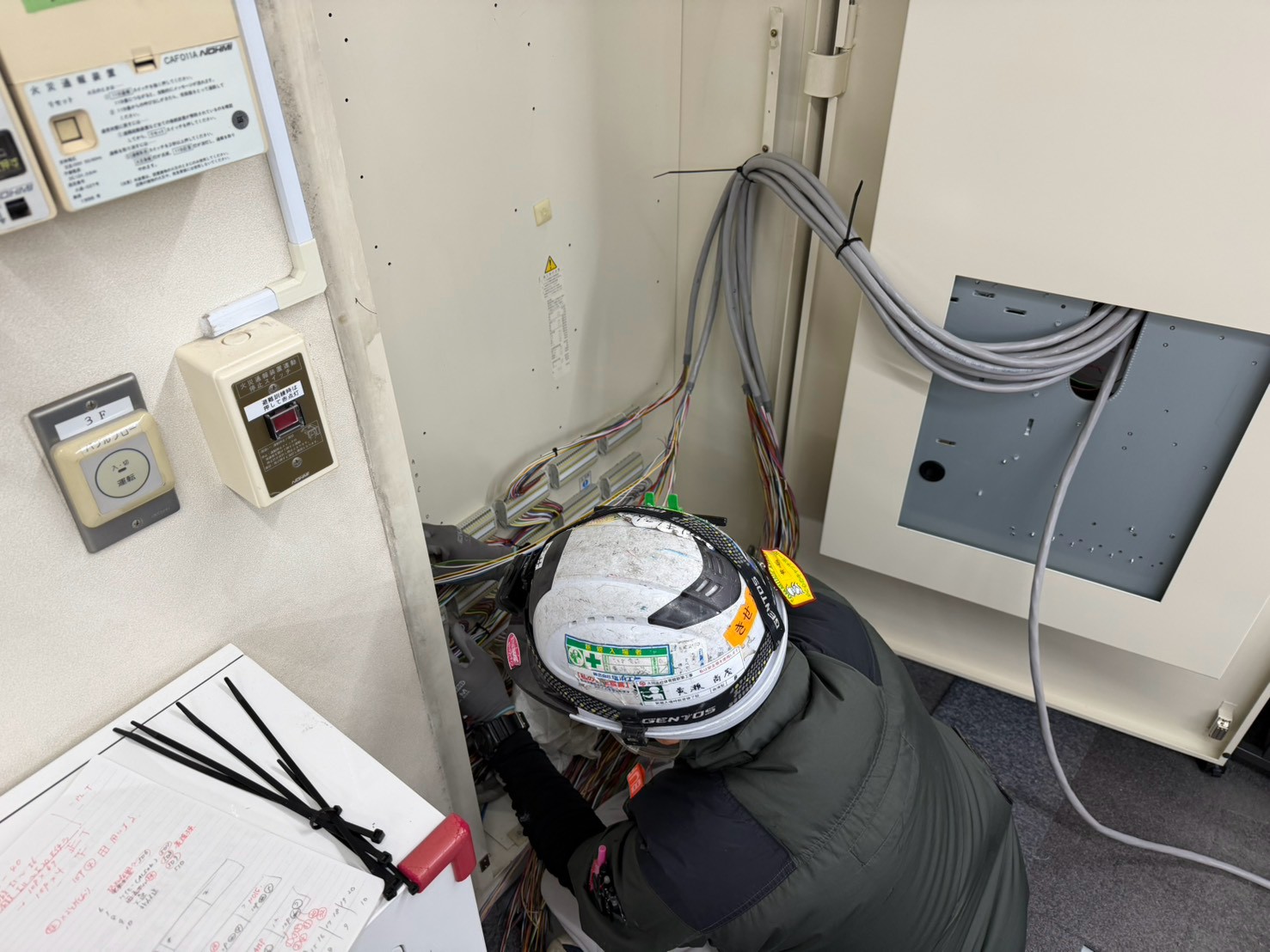 名古屋市の老人ホームで火災受信機の端子台に多数の配線が並ぶ様子