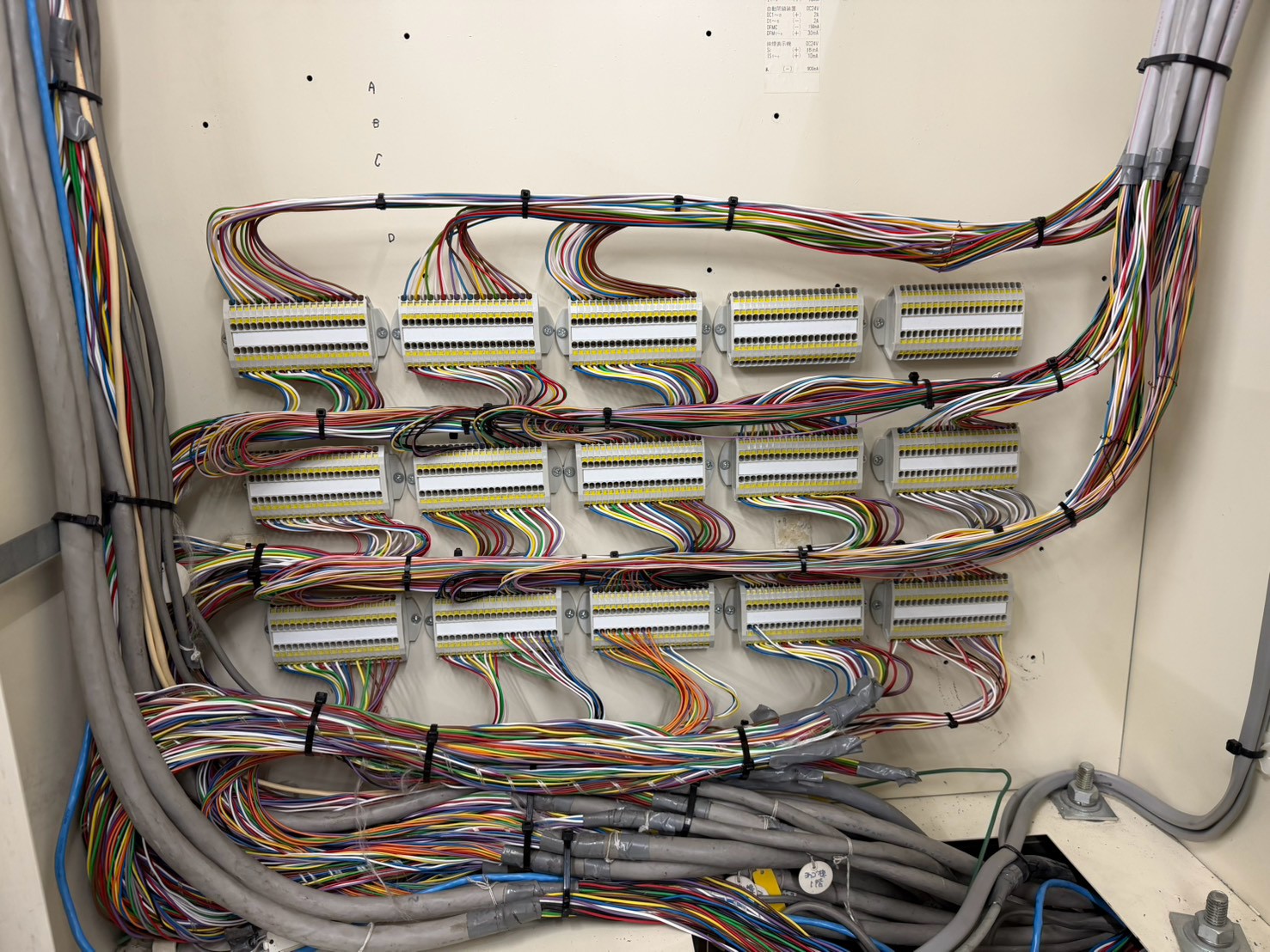 火災受信機内部の端子へ配線を接続する作業