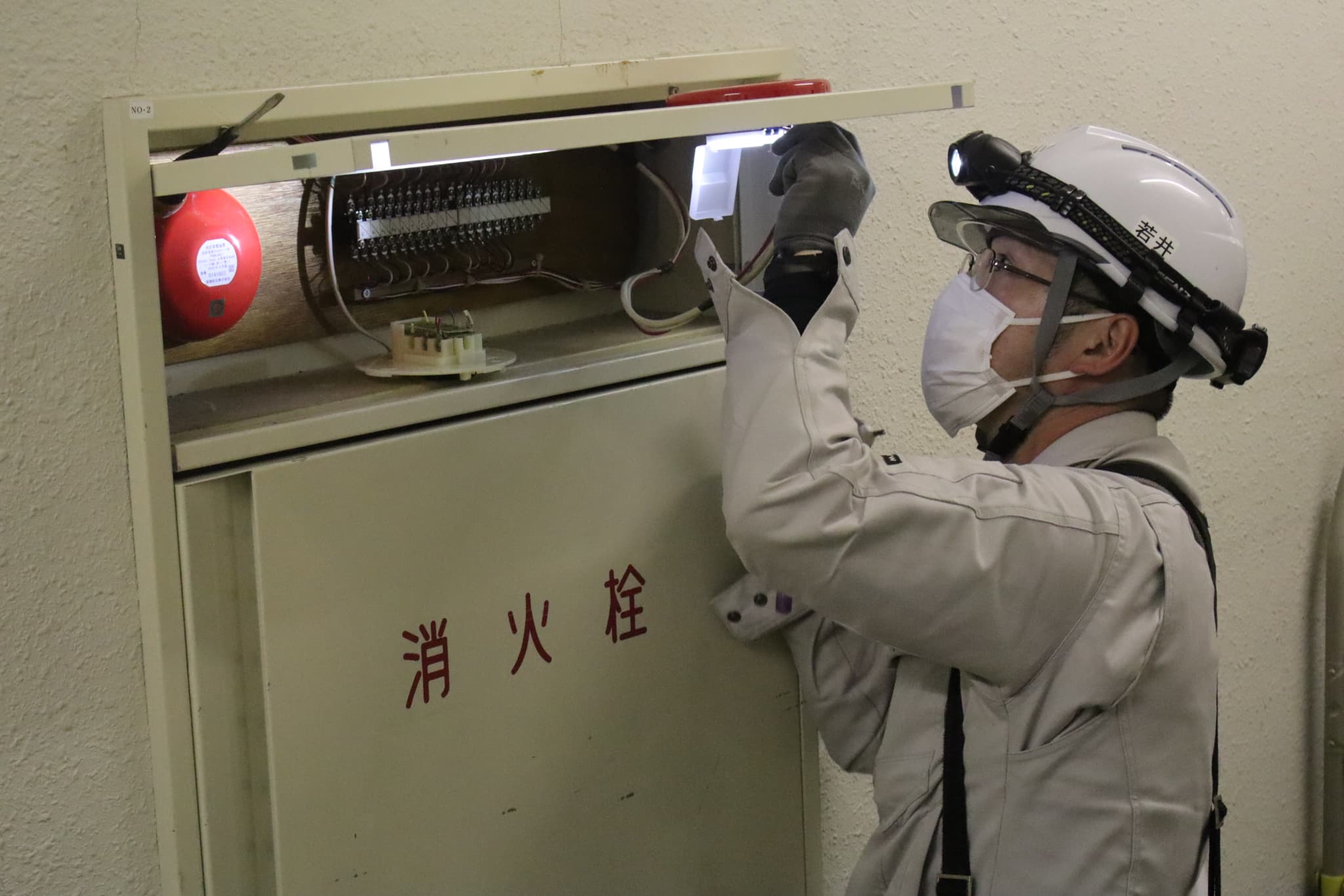 消火栓ボックス内部の発信機・表示灯点検