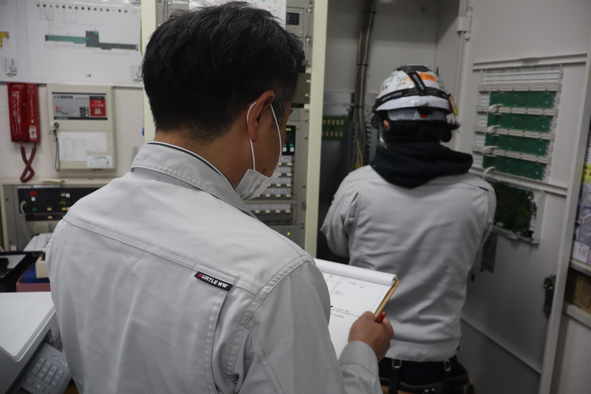2名体制での受信機点検・記録作業