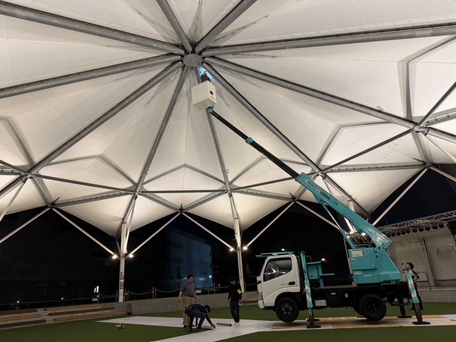 高所作業車を使用した夜間施工の全景