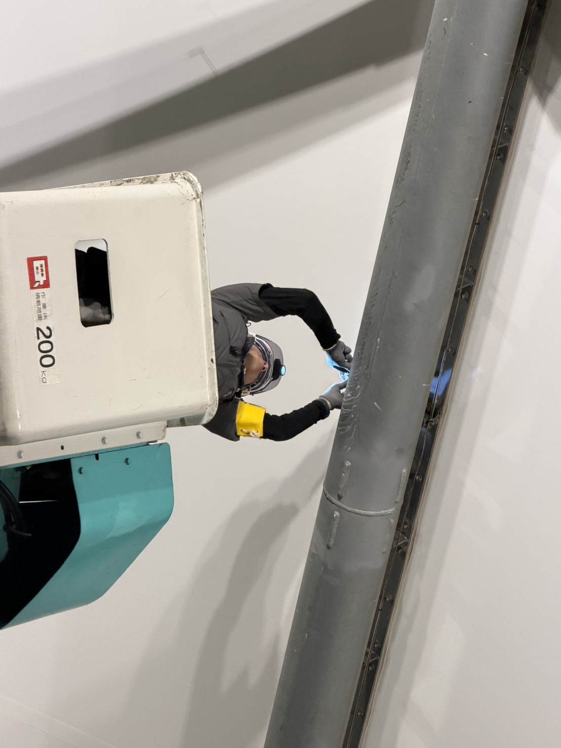 感知器の取付・配線作業のクローズアップ